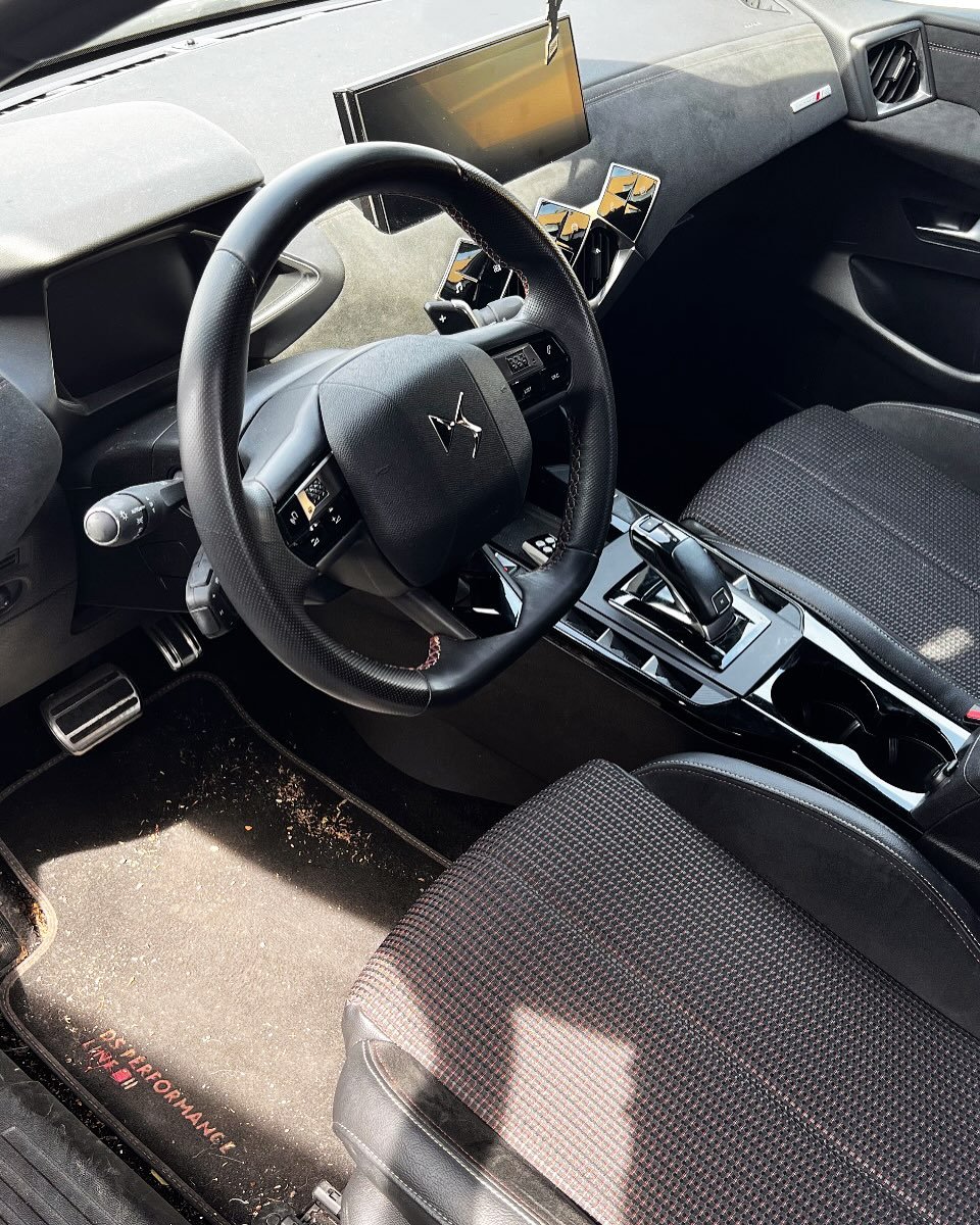 Avant nettoyage intérieur voiture à Perpignan par Fokus Auto