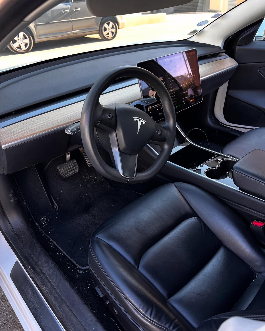 Tesla avant nettoyage intérieur à Perpignan - Fokus Auto
